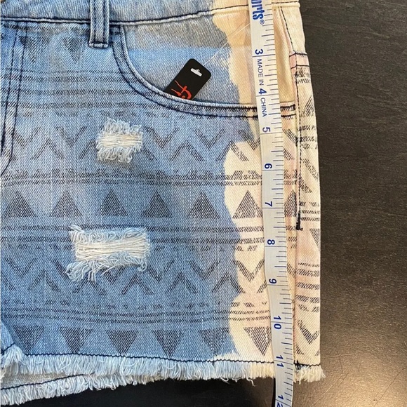 Fire Los Angeles Distressed Jean
Shorts Juniors Sz9 Pink & White
Aztec Pattern - Picture 5 of 7